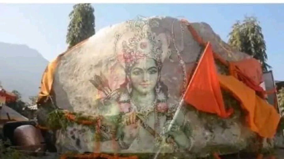  అయోధ్య రామాలయంలో ప్రతిష్టించే శ్రీరాముడి విగ్రహం కోసం నేపాల్‌లోని గండకీ నది నుంచి అత్యంత పవిత్రమైనవిగా భావించే శాలిగ్రామ్‌ శిలలను తీసుకొచ్చారు.