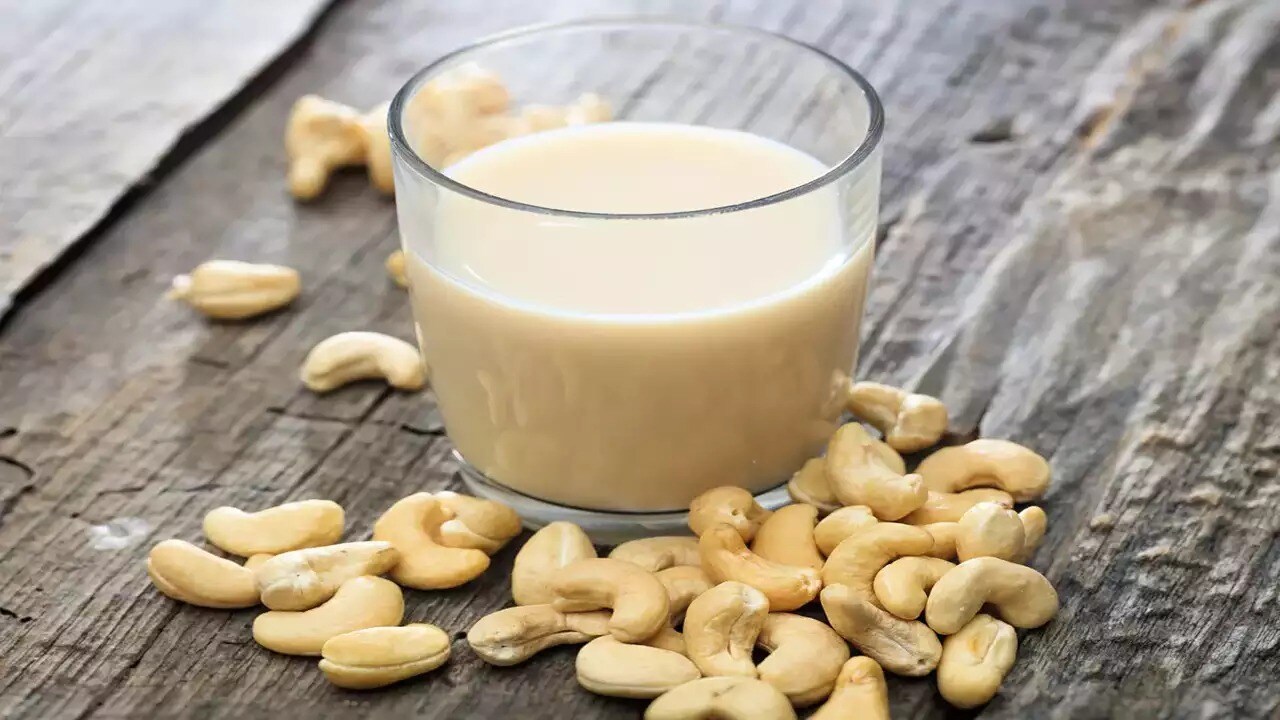 Cashew benefits రాత్రంతా పాలలో నానబెట్టిన జీడిపప్పు తింటే సూపర్