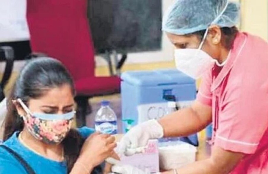  ప్రస్తుతం ఇండియాలో యాక్టివ్ కేసులు 2,686 ఉన్నాయి. ఐతే.. దేశ జనాభా 140 కోట్ల మందికి పైనే. ఇంత మందిలో 2,686 మందికి కరోనా ఉండటం అనేది చాలా చిన్న విషయం. కానీ.. తగ్గాల్సిన కరోనా ఎందుకు పెరిగిందన్నది చర్చనీయ అంశం. (ప్రతీకాత్మక చిత్రం)