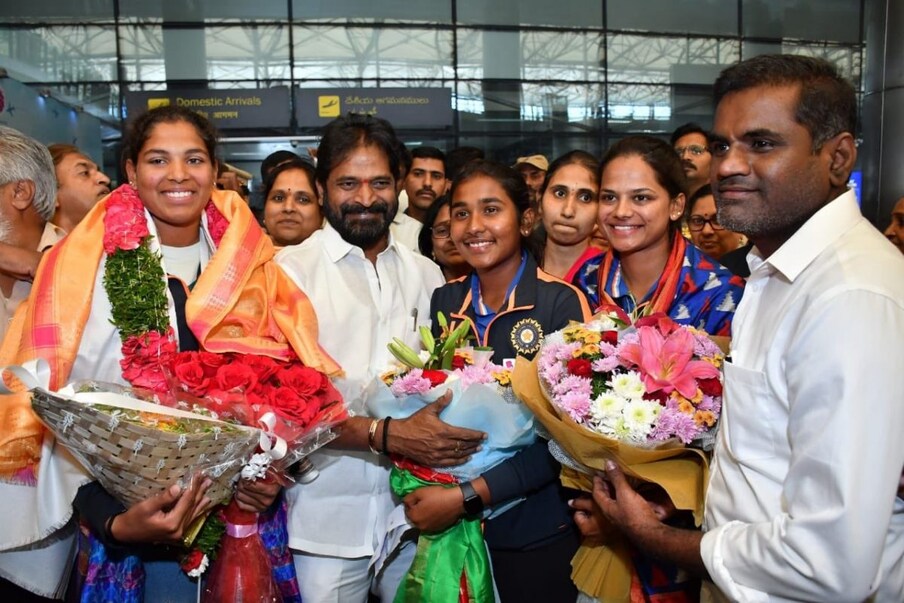  ఇటీవల జరిగిన అండర్ 19 మహిళా క్రికెట్ ప్రపంచ కప్‌ను భారత్ జట్టు కైవసం చేసుకున్న విషయం తెలిసిందే. వరల్డ్ కప్ గెలిచిన జట్టులో తెలంగాణకు చెందిన క్రీడాకారులు కూడా ఉన్నారు. వారిపై ఇప్పుడు ప్రశంసల వర్షం కురుస్తోంది.