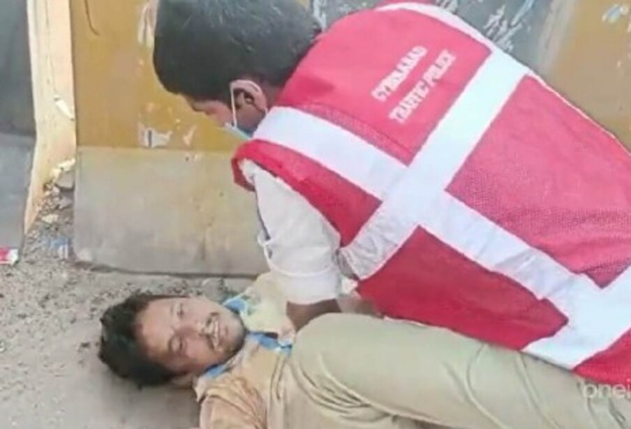  రోడ్డుపై వెళుతూ అకస్మాత్తుగా కుప్పకూలి పడిపోయిన వ్యక్తి పట్ల ట్రాఫిక్‌ కానిస్టేబుల్ రాజశేఖర్‌ చాలా చురుకుగా వ్యవహరించారు. అక్కడే ఉన్న ఆయన వెంటనే అలర్ట్ అయి సమయానుసారంగా గుండెపై చేతులతో ప్రెస్ చేస్తూ CPR అందించి అతడి ప్రాణాలు కాపాడారు.