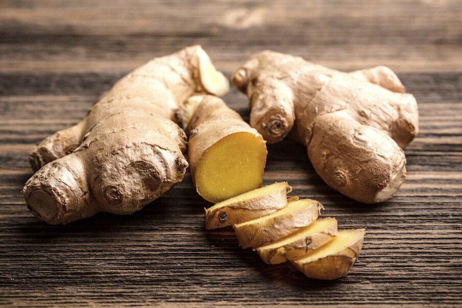  Ginger : అల్లంను శతాబ్దాలుగా మందుల తయారీలో వాడుతున్నారు. ఇది నొప్పి, మంటను తగ్గించే గుణాలు కలిగివుంది. శ్వాస సరిగా అందని వారికి కలిగే ఛాతి నొప్పి, మంటను అల్లం తగ్గిస్తుంది. శ్వాస సంబంధిత ఇన్ఫెక్షన్లు, అలర్జీలను ఇది అడ్డుకుంటుంది. ఇది గొంతులో కఫం (Mucus)ని తగ్గించగలదు. అల్లంని వంటల్లో వాడాలి. అలాగే అల్లం టీ తాగడం మేలు. అల్లం చెట్నీ కూడా మంచిదే.