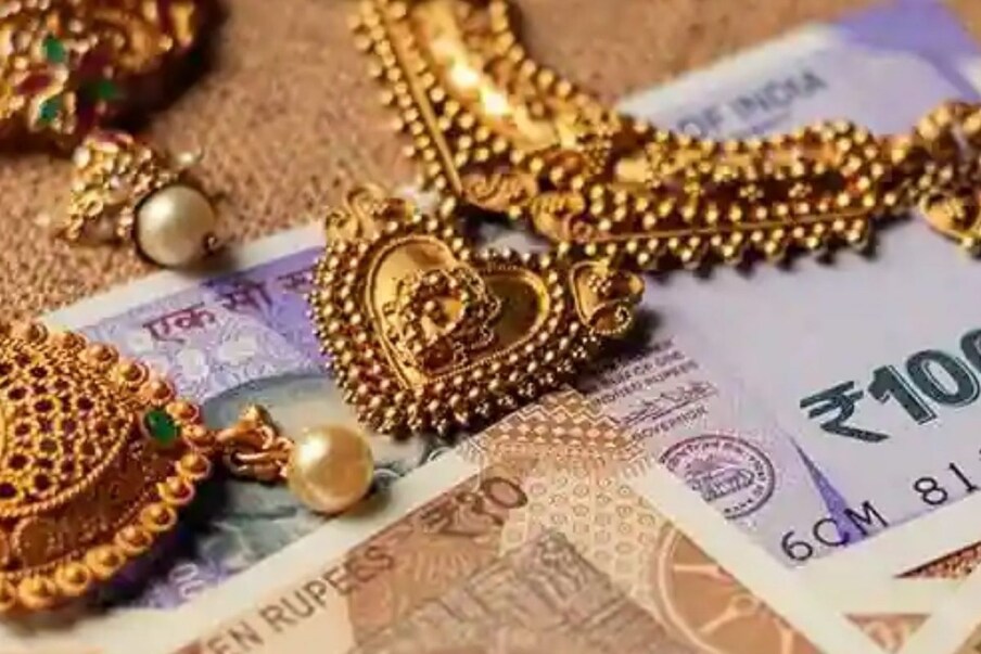  Gold Loan Interest Rates | మీరు గోల్డ్ లోన్ తీసుకోవాలని భావిస్తున్నారా? అయితే గుడ్ న్యూస్. మీకోసం అదిరిపోయే ఆఫర్ ఒకటి అందుబాటులో ఉంది. తక్కువ వడ్డీకే లోన్ పొందొచ్చు. ఇంకా ప్రాసెసింగ్ ఫీజు మాఫీ లభిస్తోంది. అలాగే వేగంగా లోన్ తీసుకోవచ్చు.