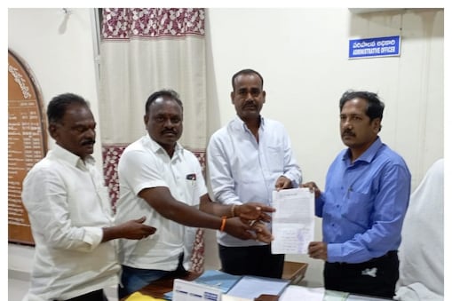 అవిశ్వాస తీర్మానం అందజేస్తున్న కౌన్సిలర్లు