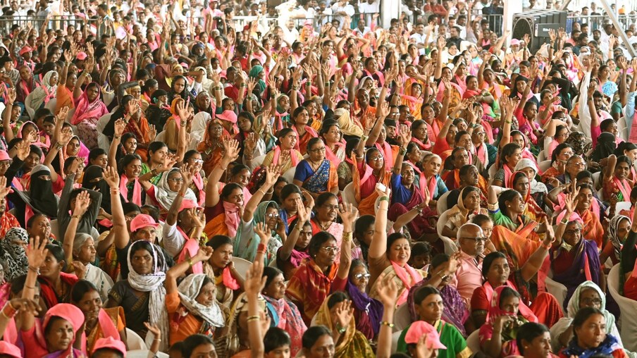  రాష్ట్రాల మధ్య నీటి పంపకాల కోసం ట్రైబ్యునళ్లను ఏర్పాటు చేయదన్నారు. బ్రిజేష్ ట్ట్రైబ్యునల్ ఏర్పాటు చేసి 20 ఏళ్లులు అవుతున్నా..ఇంత వరకు రాష్ట్రాల మధ్య నీటి పంపకాలు చేపట్టలేదన్నారు.