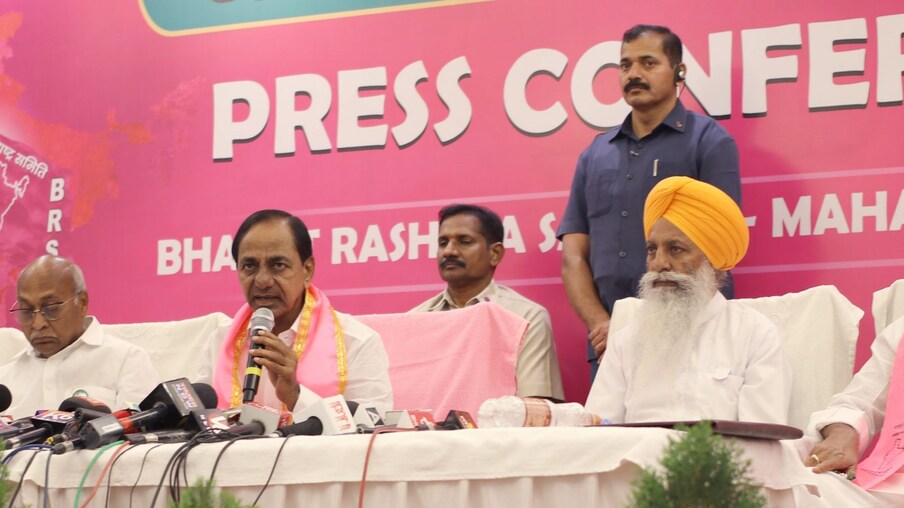  దేశం అన్ని రంగాల్లో వెనుకబడి ఉందన్నారు కేసీఆర్‌. రోడ్లు, ఎయిర్ పోర్టులు, వ్యవసాయం, పోర్టులు వంటి అనేక రంగాల్లో అభివృద్ధి సాధించాల్సిన అవసరం ఉందని చెప్పారు.
