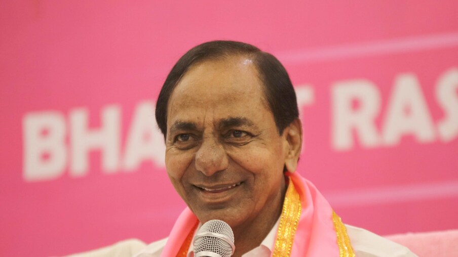  దేశంలో గూడ్స్ రైలు యావరేజ్ స్పీడ్ 24 కిలో మీటర్లు ఉంటే..చైనాలో 120 కిలోమీటర్లు, ఆస్ట్రేలియాలో 80 కిలోమీటర్లు, అమెరికాలో 75 కిలోమీటర్లు ఉందన్నారు. ఇండియన్ ట్రక్ స్పీడ్ 50 కిలోమీటర్లు ఉంటే..చైనాలో 70 కిలోమీటర్లుగా ఉందన్నారు. గూడ్స్, ట్రక్ స్పీడులోనూ విదేశాలతో పోటీ పడలేకపోవడం దారుణమన్నారు. మేకిన్ ఇండియా జోకిన్ ఇండియాగా మారిందన్నారు కేసీఆర్‌. చైనా నుంచి అనేక కంపెనీలు తరలివెళ్తున్నాయని..మరి వాటిని కేంద్రం ఎందుకు ఆకర్షించడం లేదన్నారు. భారత్ రాష్ట్ర సమితి ఒక మిషన్ అని....మిషన్ మోడ్‌లో పనిచేస్తుందన్నారు. బీఆర్ఎస్ వచ్చే వరకు దేశంలో మార్పు రాదన్నారు.
