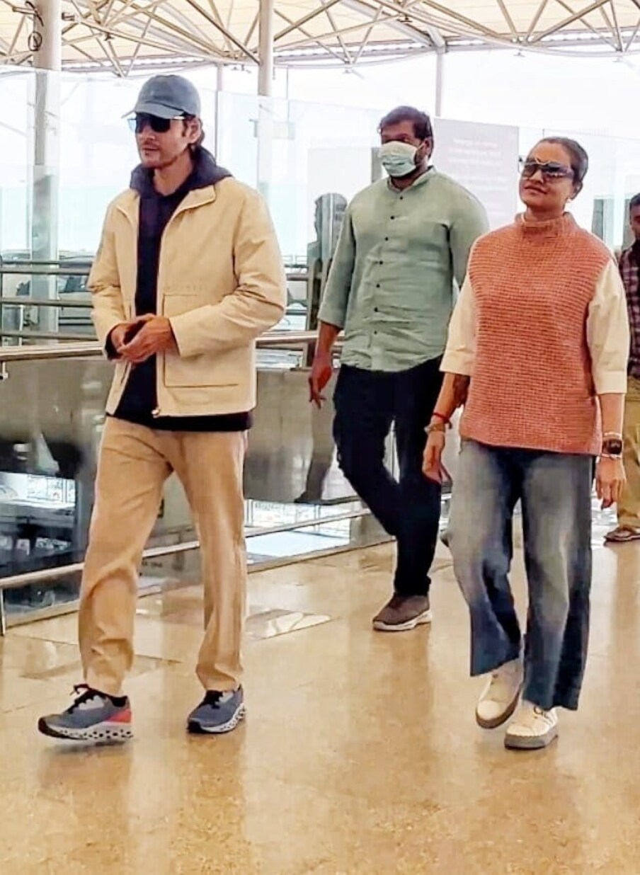  ఇక మహేష్ 28 సినిమా విషయానికి వస్తే.. ఇటీవలే ఈ సినిమా కొత్త షెడ్యూల్ షురూ అయ్యింది. తాజాగా షెడ్యూల్ కూడా పూర్తి చేసుకుంది. దీంతో మహేష్ తన భార్య నమ్రతతో కలిసిి స్పెయిన్ వెకేషన్‌కు వెళ్లినట్లు తెలుస్తోంది. దీనికి సంబంధించిన ఏయిర్ పోర్ట్ పిక్స్ సోషల్ మీడియాలో వైరల్‌ అవుతున్నాయి. స్పెయిన్ వెకేషన్ నుంచి తిరిగిరాగేనే కొత్త షెడ్యూల్ మొదలుకానుంది. ఇక ఈ సినిమాను యాక్షన్‌తో పాటు ఫ్యామిలీ ఎంటర్టైనర్‌గా ఈ సినిమాను త్రివిక్రమ్ తెరకెక్కించనున్నారట. ఈ సినిమాలో ఓ కీలకపాత్రలో ఒకప్పటి సీనియర్ హీరోయిన్ రమ్యకృష్ణ కనిపించనున్నారని తెలుస్తోంది. అయితే రమ్యకృష్ణ ఈ సినిమాలో మహేష్‌కు తల్లిగా కనిపించనుందని అంటున్నారు. ఈ విషయంలో క్లారిటీ రావాల్సి ఉంది. Photo : Twitter