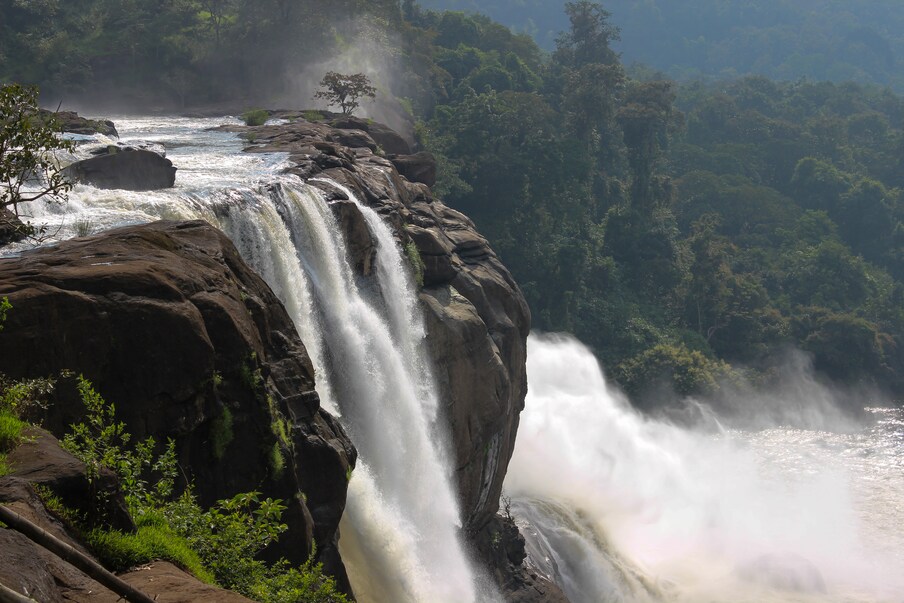  Athirappilly Water Falls : ఈ వాలెంటైన్స్ డే సందర్భంగా మీరు మీ భాగస్వామికి ప్రపోజ్ చేయాలనుకుంటే... మీరు కేరళలోని అతిరపల్లి జలపాతాన్ని పర్ఫెక్ట్ బ్యాక్‌డ్రాప్ కోసం సందర్శించవచ్చు.