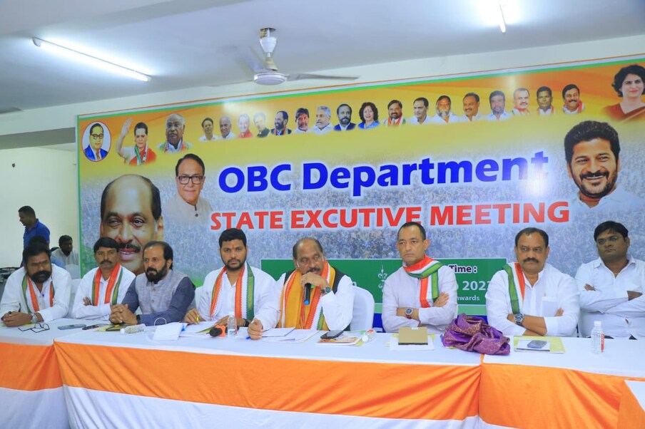  తెలంగాణలో రాజకీయ పార్టీల పాదయాత్రలు జోరందుకుంటున్నాయి. ఇప్పటికే బీజేపీ తరపున బండి సంజయ్ విడతల వారీగా... ప్రజా సంగ్రామ యాత్రను కొనసాగిస్తుంటే.. తమ నేత రాహుల్ గాంధీ చేపట్టి ముగించిన భారత్ జోడో యాత్రకు కొనసాగింపుగా.. నేడు కాంగ్రెస్... హాత్‌ సే హాత్‌ జోడో పాదయాత్రను ప్రారంభిస్తోంది. తెలంగాణ ప్రజలకు సెంటిమెంట్ అయిన మేడారం సమ్మక్క సారలమ్మ నుంచి ఈ యాత్రను ప్రారంభిస్తున్నారు పీసీసీ చీఫ్ రేవంత్ రెడ్డి. దీని ద్వారా తెలంగాణ ప్రజలకు మరింత దగ్గర అవుతామని కాంగ్రెస్ భావిస్తోంది. (image credit - twitter - Manikrao_INC)