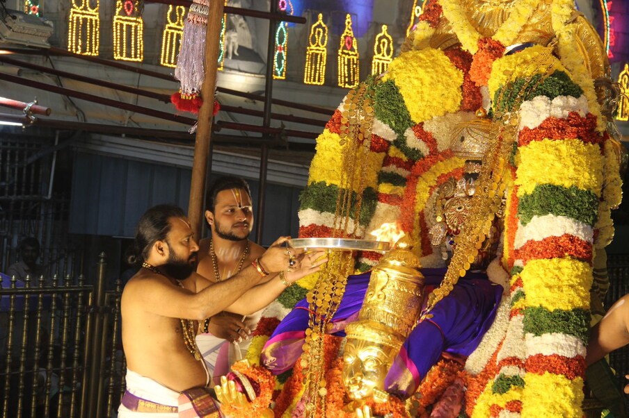 వాహనం  ద్వారా స్వామివారు దాసానుదాస ప్రపత్తికి తాను దాసుడని తెలియజేస్తారు. (image credit - twitter - @meegadakoti)" width="1600" height="1066" /> గరుడ వాహనం ద్వారా స్వామివారు దాసానుదాస ప్రపత్తికి తాను దాసుడని తెలియజేస్తారు. (image credit - twitter - @meegadakoti)