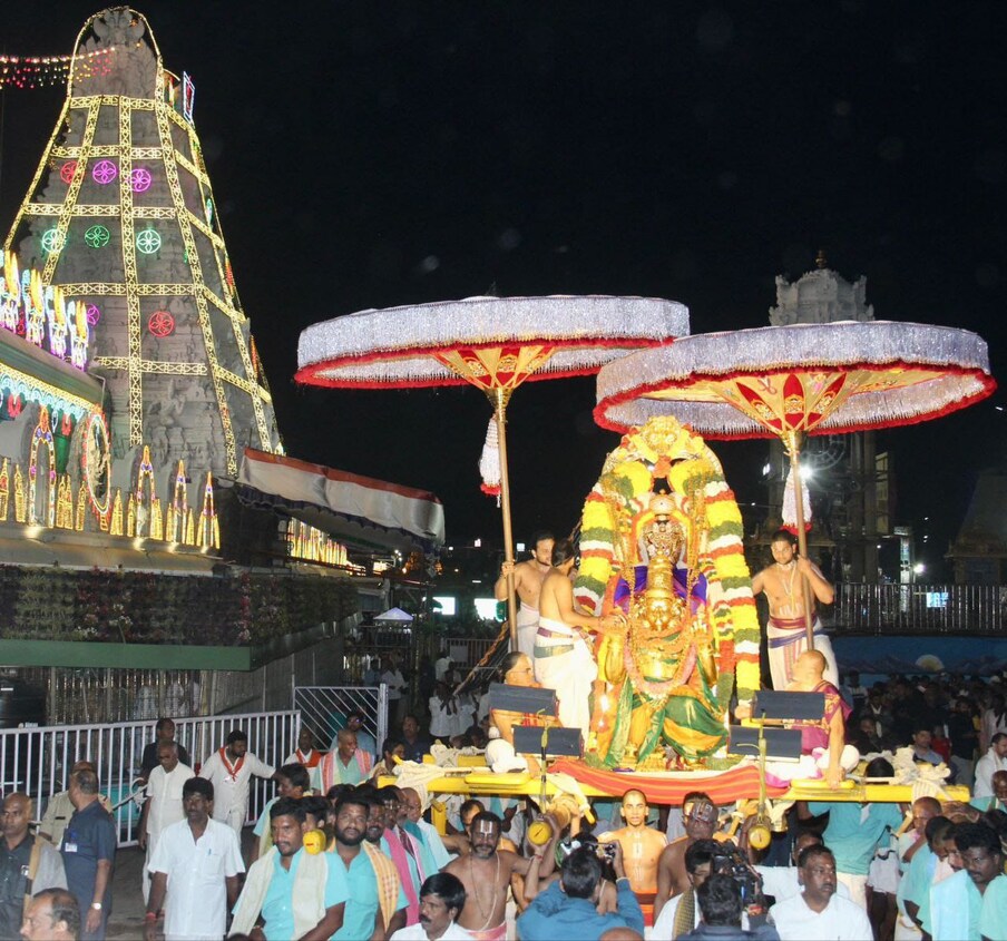  Tirumala : తిరుమల నిజంగా ఓ అద్భుతం. అక్కడ ప్రతి రోజూ నిత్య కల్యాణం.. పచ్చ తోరణం లాగా ఉంటుంది. అందుకే చాలా మంది భక్తులు.. రాత్రివేళ తిరుమలలో ఉండేందుకు ఇష్టపడతారు. ఆ దేదీప్యమాన కాంతులు వారిలో సరికొత్త ఆధ్యాత్మిక అనుభూతిని కలిగిస్తాయి. తాజాగా తిరుమల శ్రీవారి ఆలయంలో ఆదివారం రాత్రి పౌర్ణమి గరుడసేవ వైభ‌వంగా జరిగింది.