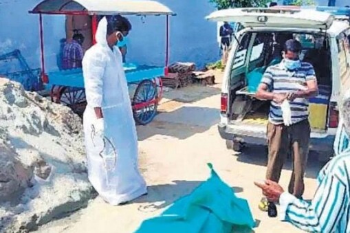 మోహనసుందరం, కనకాంబాల్ మృతదేహాలను రీకవర్ చేసుకున్న పోలీసులు (Image New Indian express)