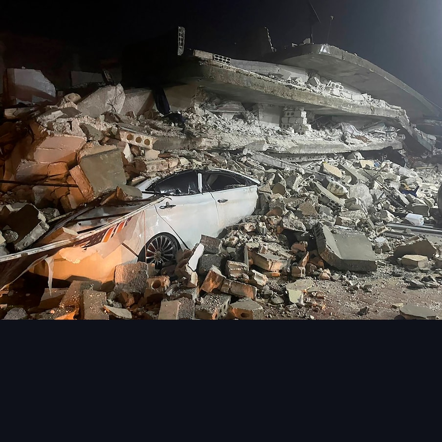  Earthquake : ఈ భూమిపై భూకంపం రాని ప్రదేశం అంటూ ఏదీ లేదు. కానీ.. కొన్ని ప్రదేశాల్లో భూకంపాలు చాలా అరుదుగా వస్తుంటాయి. మరికొన్ని చోట్ల తరచూ వస్తూనే ఉంటాయి. భూ ఉపరితలం మందంగా, బలంగా, గట్టిగా ఉన్న చోట భూకంపాలు దాదాపు రావు. సపోజ్ మన తెలంగాణ, ఏపీ, కర్ణాటక రాష్ట్రాలు ప్రత్యేక పీఠభూమిపై ఉన్నాయి. ఈ పీఠభూమి చాలా గట్టిది. సిస్మిక్ తరంగాలు ఇటు వచ్చే ఛాన్స్ తక్కువ. అందువల్ల ఇక్కడ భూకంపాలు వచ్చే అవకాశాలు తక్కువ. కానీ హిమాలయాల వంటి ప్రదేశాల్లో సిస్మిక్ తరంగాలు తరచూ ఉపరితలంవైపు వస్తున్నాయి. అలాంటి అవకాశం ఉన్న దేశాలను తెలుసుకుందాం. (image credit - twitter - @ajplus)