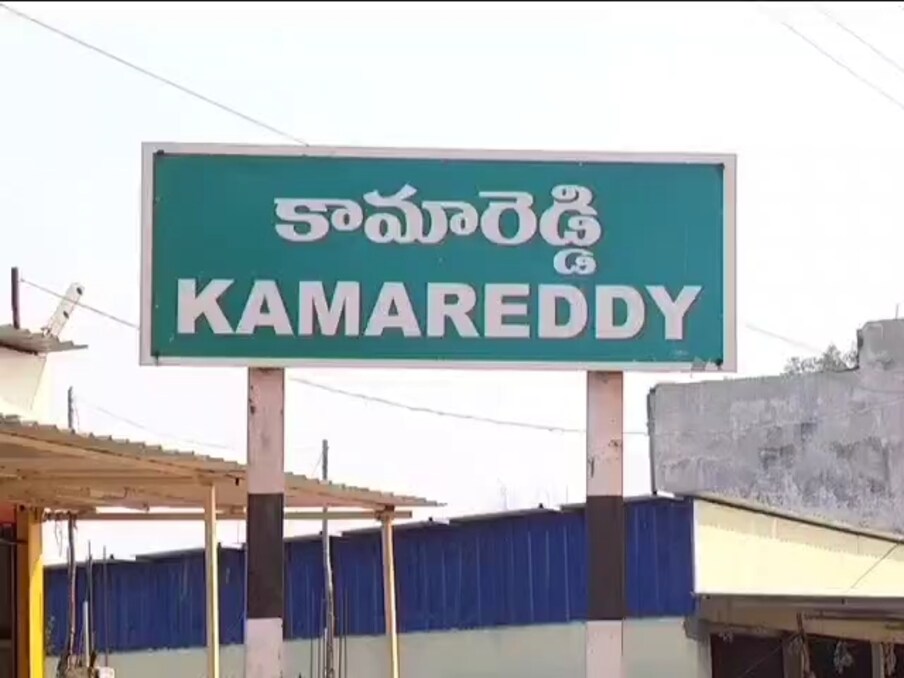 తెలంగాణ ...   జిల్లా కేంద్రంలో జరిగింది. స్థానికుల ప్రకారం... స్థానిక ఓ యువకుడికి రెండు రోజుల కిందట ఢిల్లీకి చెందిన ఓ యువతి అర్ధరాత్రి న్యూడ్ వీడియో కాల్ చేసింది. రిసీవ్ చేసుకొని వీడియో కాల్ మాట్లాడాడు. అందాలు ఆరబోసింది. కవ్విస్తూ మాట్లాడింది. ఐతే.. తాను ఉచ్చులో చిక్కుకున్నానని అతను గ్రహించలేకపోయాడు." width="640" height="480" /> ఈ ఘ‌ట‌న తెలంగాణ... కామారెడ్డి జిల్లా కేంద్రంలో జరిగింది. స్థానికుల ప్రకారం... స్థానిక ఓ యువకుడికి రెండు రోజుల కిందట ఢిల్లీకి చెందిన ఓ యువతి అర్ధరాత్రి న్యూడ్ వీడియో కాల్ చేసింది. రిసీవ్ చేసుకొని వీడియో కాల్ మాట్లాడాడు. అందాలు ఆరబోసింది. కవ్విస్తూ మాట్లాడింది. ఐతే.. తాను ఉచ్చులో చిక్కుకున్నానని అతను గ్రహించలేకపోయాడు.