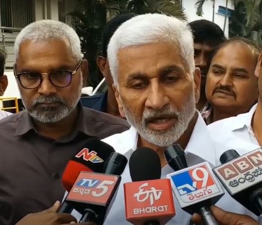  తారకరత్న కుటుంబ సభ్యులతోనూ విజయసాయిరెడ్డి మాట్లాడారు. ఆయన ఆరోగ్య పరిస్థితి గురించి ఆరా తీశారు. అనంతరం మీడియాతో మాట్లాడిన విజయసాయిరెడ్డి.. తారకరత్న ఆరోగ్య నిలకడగానే ఉందని చెప్పారు. ఆసుపత్రి సిబ్బంది మెరుగైన వైద్య సేవలందిస్తున్నారు అని తెలిపారు.