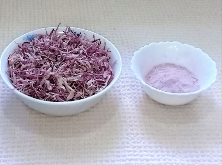 You need a total space of 600 square feet to start an onion powder business. You can divide it into 3 parts. One can house the raw material, the other can house the dehydrator machine, grinder. In the third, the final product can be placed.