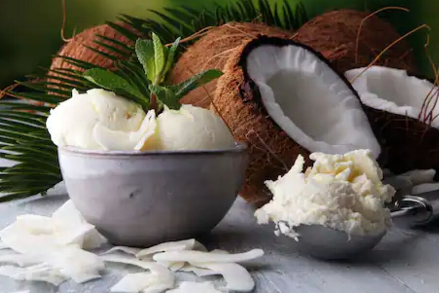  Coconut Malai : కొబ్బరిబోండాం నీరు మన శరీరాన్ని తేమగా ఉంచుతుంది. వేడిని తగ్గిస్తుంది. జీర్ణక్రియను మెరుగుపరుస్తుంది. అయితే.. కొబ్బరిబోండాం లోపల మీగడ (cream) పొర కూడా ఉంటుందనీ.. ఇది ఆరోగ్యానికి అమూల్యమైనదని చాలా మందికి తెలియదు.