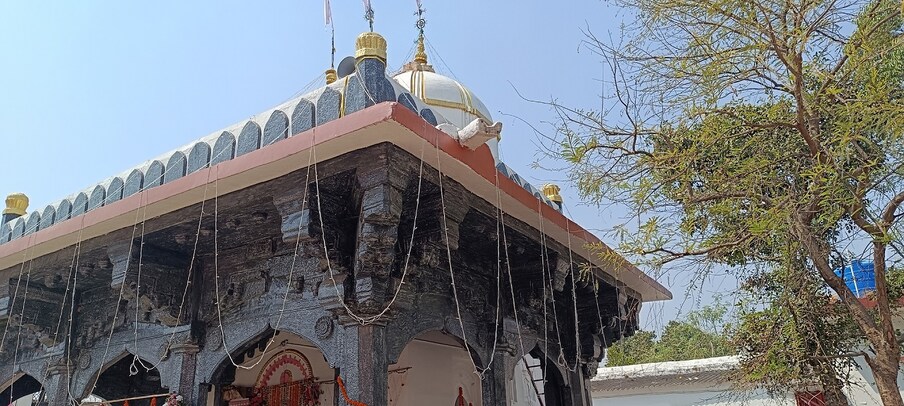  నీరు చాలా విలువైనది. దానిని కాపాడుకోవడం చాలా ముఖ్యం. ఈ విషయమై అనేక స్థాయిల్లో అవగాహన కార్యక్రమాలు నిర్వహిస్తున్నారు. కానీ జార్ఖాండ్‌ రాష్ట్రం రాంచీలో దాదాపు 400 ఏళ్ల క్రితమే నీటి ప్రాముఖ్యతకు సంబంధించి ఎక్కువ అవగాహన ఉందని చెబితే ఎవరైనా ఆశ్చర్యపోతారు. అందుకు ఉదాహరణే రాంచీలోని కాంకే బ్లాక్‌లోని బోడెయా సమీపంలో నిర్మించిన మదన్ మోహన్ దేవాలయం.
