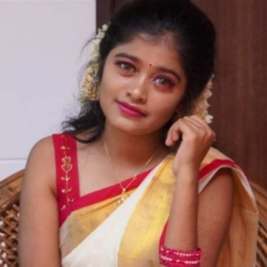  కేరళ సోషల్ మీడియా సెలబ్రిటీగా పేరు సంపాధించుకున్న హనన్ అనే యువతి ఓ పోకిరికి తగిన బుద్ది చెప్పింది. స్కూల్ యూనిఫాంలో చేపలు అమ్ముతూ సోషల్ మీడియాలో వైరల్‌గా మారిన హనన్ సెల్‌ఫోన్‌కి అసభ్యకరమైన మెసేజ్‌లు, ఫోటోలు పంపిస్తున్న వ్యక్తిని చాకచక్యంగా తానే పిలిపించి పోలీసులకు అప్పగించింది. పట్టుబడిన పోరంబోకు కుంబళంగికి చెందిన జోసెఫ్‌గా గుర్తించి అరెస్ట్ చేశారు. హనన్ ఈ పోకిరిని పథకం ప్రకారం కొచ్చికి పిలిపించి పోలీసులకు అప్పగించింది.