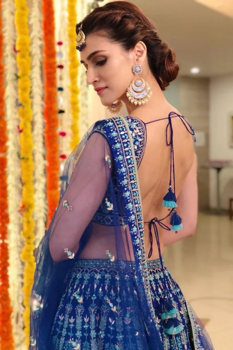  పెళ్లి అయినా, ఏ పార్టీ అయినా..అమ్మాయిలు హాట్ గా కనిపించేందుకు చాలా ప్రయత్నిస్తుంటారు. చీర నార్మల్‌గా ఉండి, బ్లౌజ్‌ని ఫ్యాషనబుల్‌గా కుట్టించుకుంటే దీంతో మీకు హాట్ లుక్ వస్తుంది. హాట్ లుక్ కోసం మీరు లేస్ బ్లౌజ్ కుట్టించుకోవచ్చు. మీరు ఈ ఆలోచనను ట్రై చేయండి. మీరు ఈ డిజైన్‌ను లెహంగా మరియు చీర రెండింటికీ సెట్ అయ్యేలా ధరించవచ్చు. మీరు దీని వెనుక రెండు డోరీలు మధ్యలో వేసుకున్నా అది  కూల్ లుక్ ఇస్తుంది. ఈ లాకెట్టు ఇప్పుడు చాలా ట్రెండ్‌లో ఉంది.