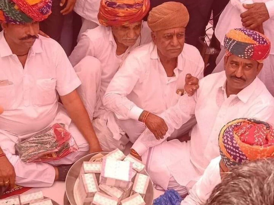  అయితే.. రాజస్థాన్ లో ఇది జరిగింది. రాజస్తాన్‌లో చెల్లెలి పెళ్లికి రూ.2.21 కోట్ల నగదు, ఆస్తులను కట్నంగా ఇచ్చారు సోదరులు. అందులో 10 ఎకరాల వ్యవసాయ భూమి, రింగ్ రోడ్డు పక్కన 30 లక్షలు విలువ చేసే ప్లాట్ ఉంది. అలాగే 1.105 కేజీల బంగారం, 14 కేజీల వెండిని సోదరికి కట్నంగా ఇచ్చారు.
