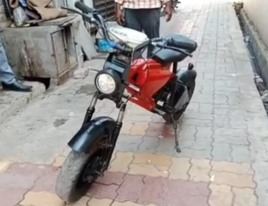  ఈ ఎలక్ట్రిక్ బైక్ బాగుంది కదా. అచ్చం కంపెనీలు తయారుచేసినట్లుగానే చాలా స్టైలిష్‌గా ఉంది కదా. దీన్ని తుక్కుతో తయారుచేశారంటే నమ్మడం కష్టమే కదా. మహారాష్ట్ర.. కరంజా పట్టణానికి చెందిన రహీమ్‌ఖాన్‌ చిన్న కొడుకు షఫిన్‌ఖాన్‌ ఇంటికి దూరంగా ఉన్న కాలేజీకి నడుస్తూ వెళ్లేవాడు. అతని స్నేహితులు మాత్రం వివిధ కంపెనీల ఖరీదైన బైక్‌లపై కాలేజీకి వెళ్లేవారు. ఈ విషయాన్ని తన తండ్రికి చెప్పిన షఫిన్.. తనకు బైక్ లేదని బాధపడ్డాడు.
