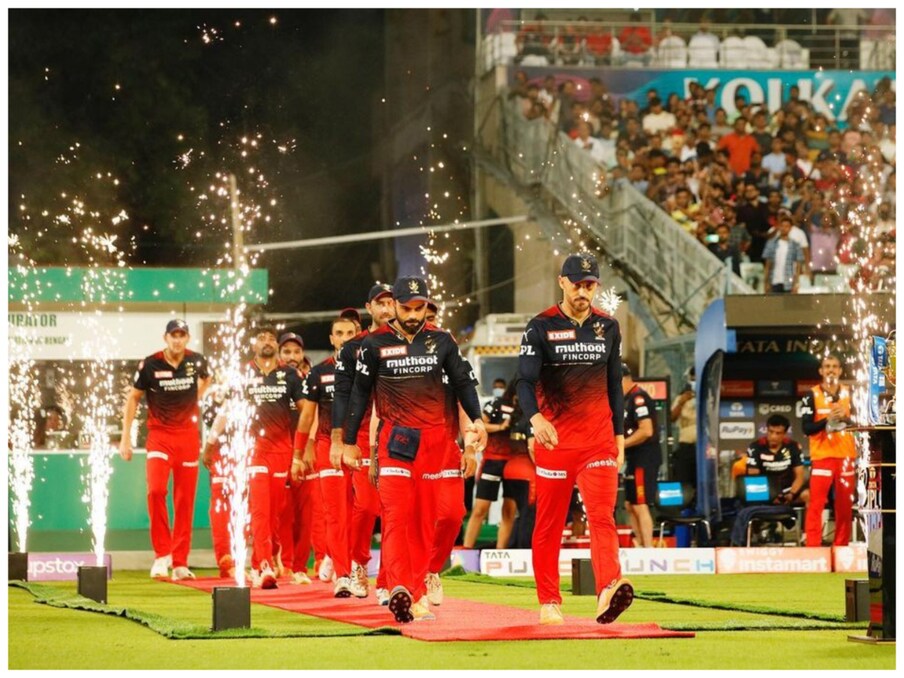  ఇక, రెండో స్థానంలో ఆఫ్రికన్ బ్యాట్స్‌మెన్ ఫాఫ్ డు ప్లెసిస్ ఉన్నాడు. ప్లెసిస్ యొక్క ప్రస్తుత వయస్సు 38 సంవత్సరాలు. గతేడాది మాదిరిగానే మళ్లీ రాయల్స్ ఛాలెంజర్స్ బెంగళూరుకు నాయకత్వం వహించనున్నాడు. తన జట్టుకు మొదటి టైటిల్ అందించాలన్న కృత నిశ్చయంతో ఉన్నాడు ఫాఫ్ (Faf du Plesis/Instagram)