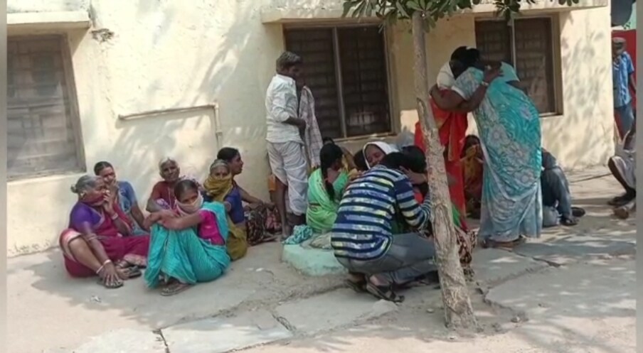  అయితే కొడుకు కొంత కాలం క్రితమే వ్యవసాయ పొలంలో ఆత్మహత్య చేసుకున్నాడు. ఉన్న ముగ్గురు కూతుళ్లకు పెళ్లిలు చేసి అత్త‌రింటికి పంపించాడు.. అయితే భార్య సరిగ్గా చూసుకోకపోవడంతో రెండో పెళ్లి చేసుకున్నాడు.