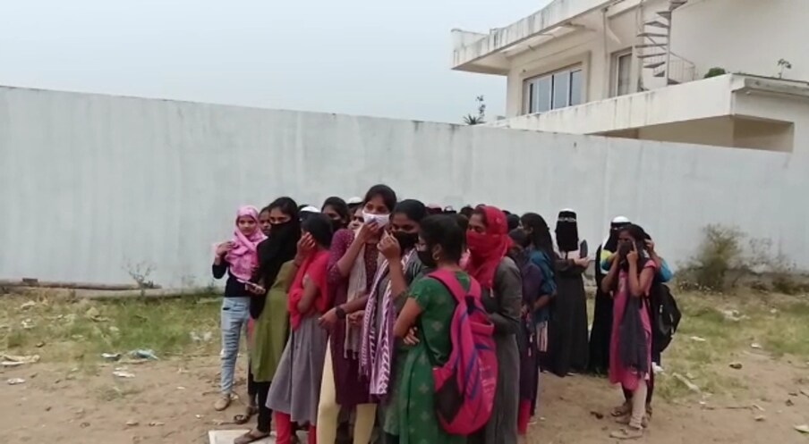  నిజామాబాద్ జిల్లా డిచ్పల్లి మండలం బర్దిపూర్ గ్రామ శివారులోని తిరుమల నర్సింగ్ డెంటల్ కాలేజీలో ర్యాగింగ్ క‌ల‌క‌లం రేపింది.  బి ఫార్మసీ మొద‌టి, రెండ‌వ సంవ‌త్స‌రం విద్యార్థుల‌ను మూడ‌వ సంవ‌త్స‌రం చ‌దువున్న  విద్యార్థులు ర్యాగింగ్ చేస్తున్నారని జూనియర్‌లు కంప్లైంట్ చేశారు.