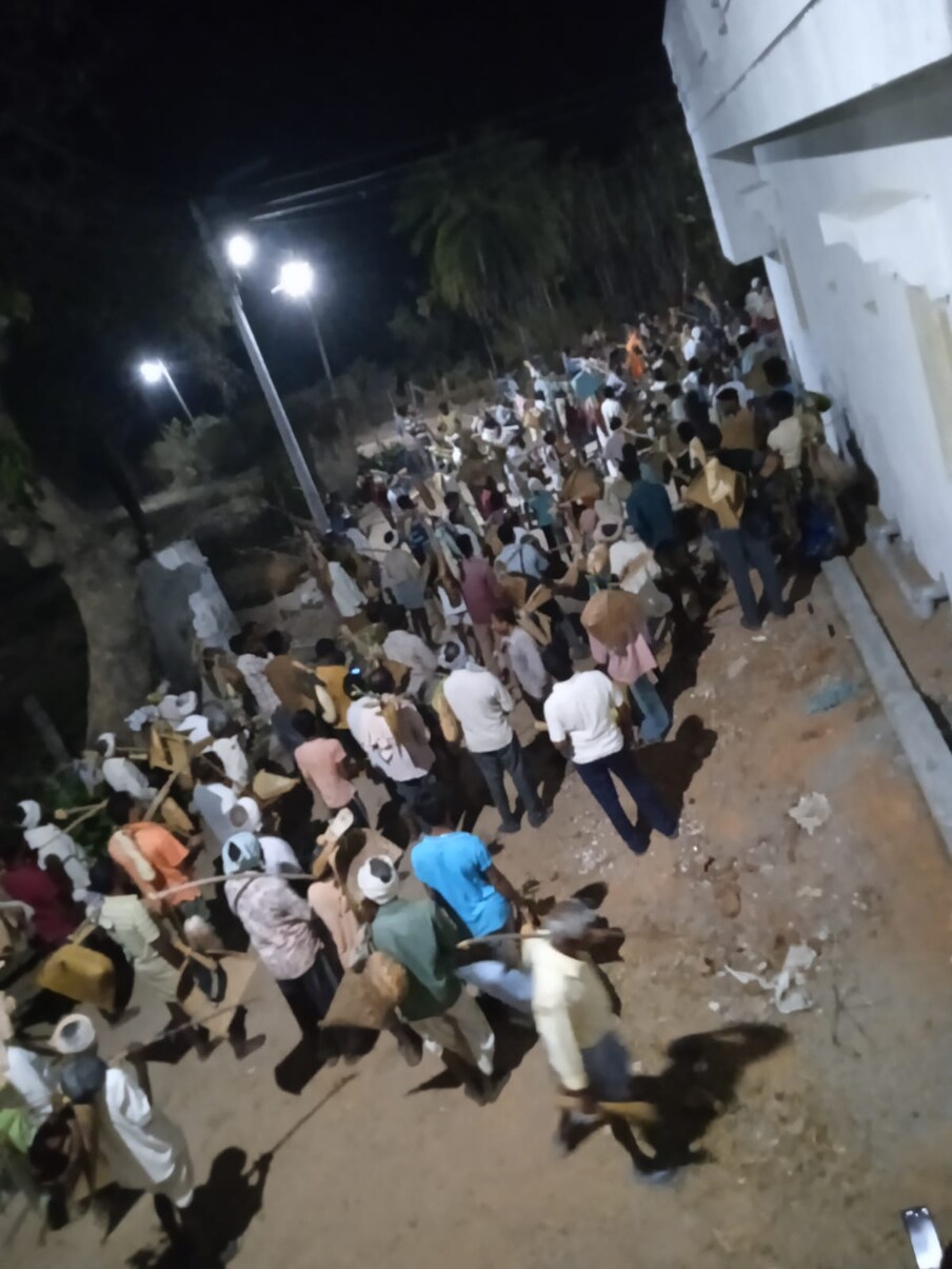   జ‌ట్ట‌క్క పండుగలో భాగంగా తెల్లవారు జామున నాలుగు గంటలకు ప్రారంభమైంది.   పాత చీపుర్లు, పాత చాటలు, మసి పేలుక‌లు, అందెం క‌ర్రలతో గ్రామస్తులు పెద్దసంఖ్యలో ఈ పండుగలో పాల్గొన్నారు.  జ‌ట్ట‌క్క‌ పండుగను హిందూ సాంప్రదాయం ప్రకారం కొన్ని వందల సంవత్సరాలుగా పల్లెటూర్లలో జరుపుకునే పండగ.