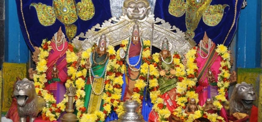  గ్రామ దేవాలయంలో స్వామి వారికి ప్రత్యేక పూజలు, అర్చనలు నిర్వహించారు. మహిళలు అందరూ కలిసి తలంబ్రాలను సిద్ధం చేశారు.