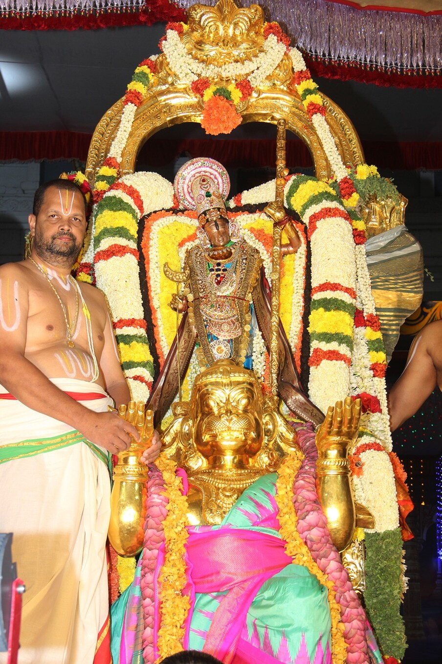  శ్రీరాములవారు తన భక్తుడైన హనుమంతునిపై తిరుమాడ వీధులలో విహరిస్తూ భక్తులను అనుగ్రహించారు. శ్రీ వేంకటేశ్వరుణ్ణి శ్రీరాముడిగా భావించి, శ్రీవారి సుప్రభాతాన్ని రచించిన శ్రీ హస్తిగిరినాథన్‌ ''కౌసల్యా సుప్రజా రామ..'' అంటూ స్తుతించారు. రామాయణంలోని శ్రీరాముడే ద్వాపరయుగంలో శ్రీక ష్ణుడు, ఆ శ్రీక ష్ణుడే కలియుగంలో శ్రీనివాసుడు అన్నది భక్తుల నమ్మకం.
