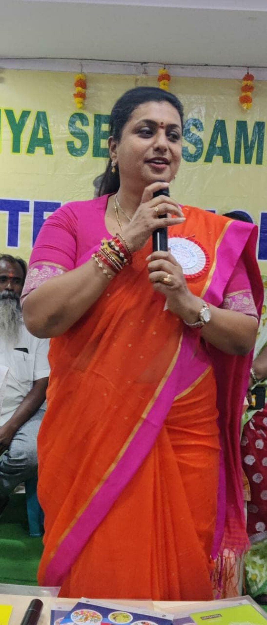  ఆ ముగ్గురు నేతలే టార్గెట్ గా జబర్దస్థ్ పంచ్ లతో రోజా మాటల తూటాలు పేలుస్తూనే ఉన్నారు. అందుకే ఆమెను ఫైర్ బ్రాండ్ అంటారు.. అలాంటి రోజా తాజాగా తీవ్రంగా ఏమోషనల్ అయ్యారు. రోజా మంత్రి అవ్వక ముందు వరకు ఆమె ఐరెన్ లెగ్ అంటూ ప్రత్యర్లు లు విమర్శలు చేసేవారు. అయితే గతంలో ఎప్పుడూ ఈ విమర్శలపై నేరుగా ఆమె స్పందించలేదు.. కానీ తాజాగా ఆమె చేసిన ఓ పోస్టు సంచలనంగా మారింది.