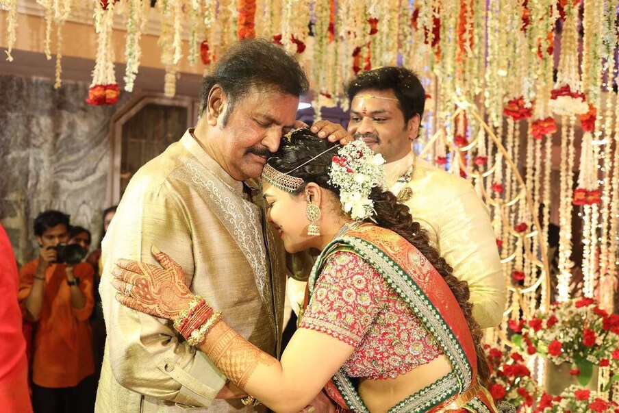  ఇటీవల భూమా మౌనికా రెడ్డిని రెండో పెళ్లి చేసుకున్న మంచు మనోజ్.. తన పెళ్లి సందర్భంలో బాగా వైరల్ అయిన ఓ ఫొటోతో నాన్నకు పుట్టిన రోజు శుభాకాంక్షలు చెప్పారు. నడక నుండి నా నడవడిక వరకు నన్ను నడిపించిన నాన్న కు హృదయపూర్వక జన్మదిన శుభాకాంక్షలు. నాన్నా... లవ్ యూ...! అని పేర్కొన్నారు.