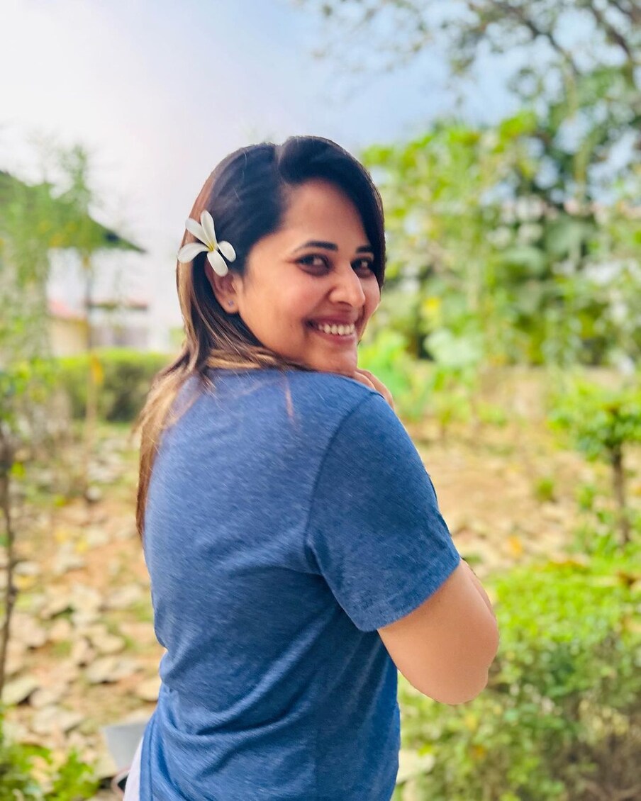  ముఖ్యంగా మన దగ్గర ఆడవాళ్ల వయసు.. మగవాళ్ల సంపాదన అడక్కూడదు అంటారు. కానీ అనసూయ తన ఏజ్ దాచిపెట్టుకోవడానికి ఎపుడు ప్రయత్నం చేయలేదు. ఆ విషయంలో అనసూయను మెచ్చుకోవాల్సిందే. (Instagram/Photo)