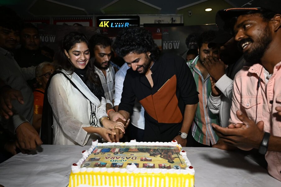  Nani | Dasara : నాచురల్ స్టార్ నాని హీరోగా వచ్చిన లేటెస్ట్ మాస్ యాక్షన్ డ్రామా దసరా. మంచి అంచనాల నడుమ మార్చి 30న ప్రపంచవ్యాప్తంగా విడుదలైంది. ఈ సినిమాను కొత్త దర్శకుడు శ్రీకాంత్ ఓదెల (Srikanth Odela) డైరెక్షన్ చేశారు. కీర్తి సురేష్ (Keerthy Suresh) హీరోయిన్‌గా నటించారు. థియేటర్స్‌లో విడుదలైన  ఈసినిమా మంచి పాజిటివ్ టాక్‌ను సొంతం చేసుకుంది.