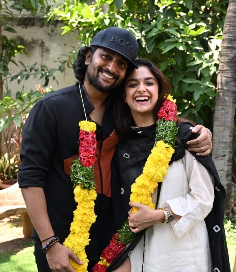 భారీ అంచనాల నడుమ వచ్చేసిన ఈ సినిమా అన్ని చోట్లా అద్బుతమైన ఓపెనింగ్స్ ని అందుకుంటూ అదరగొడుతోంది. సినిమా నాని కెరీర్ లోనే ది బెస్ట్ ఓపెనింగ్స్ అందుకోనుంది. అంతేకాదు ఓవర్సీస్ ప్రీమియర్స్‌తోనే ఈ సినిమా హాఫ్ మిలియన్ మార్క్ ని దాటింది. వీటికి తోడు నైజాం ఏరియాలో మామూలుగా లేదు.  Photo : Twitter