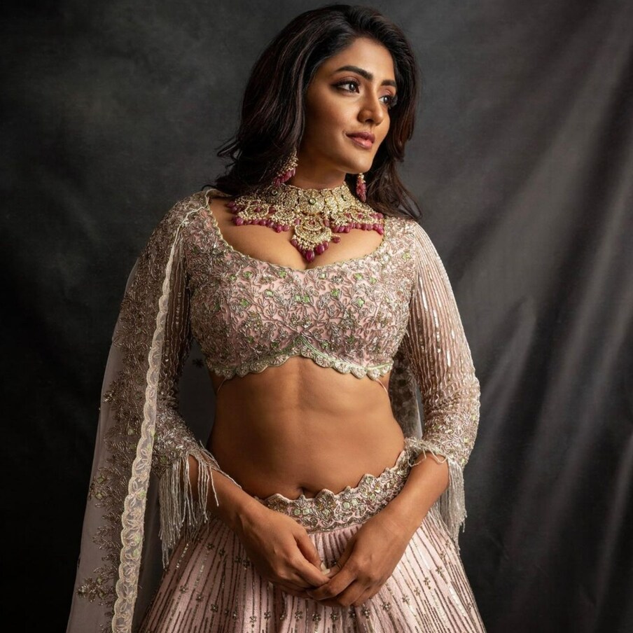  ఒకరిని మించి ఇంకొకరు అన్నట్లుగా అందాల విందులు ఇస్తున్నారు నేటితరం తారలు. ఈ క్రమంలోనే తాజాగా తన సోషల్ మీడియా ఖాతాలో కొన్ని హాట్ స్టిల్స్ వదిలి రొమాంటిక్ బాణాలు వేసింది అచ్చ తెలుగు అందం ఈషా రెబ్బా.