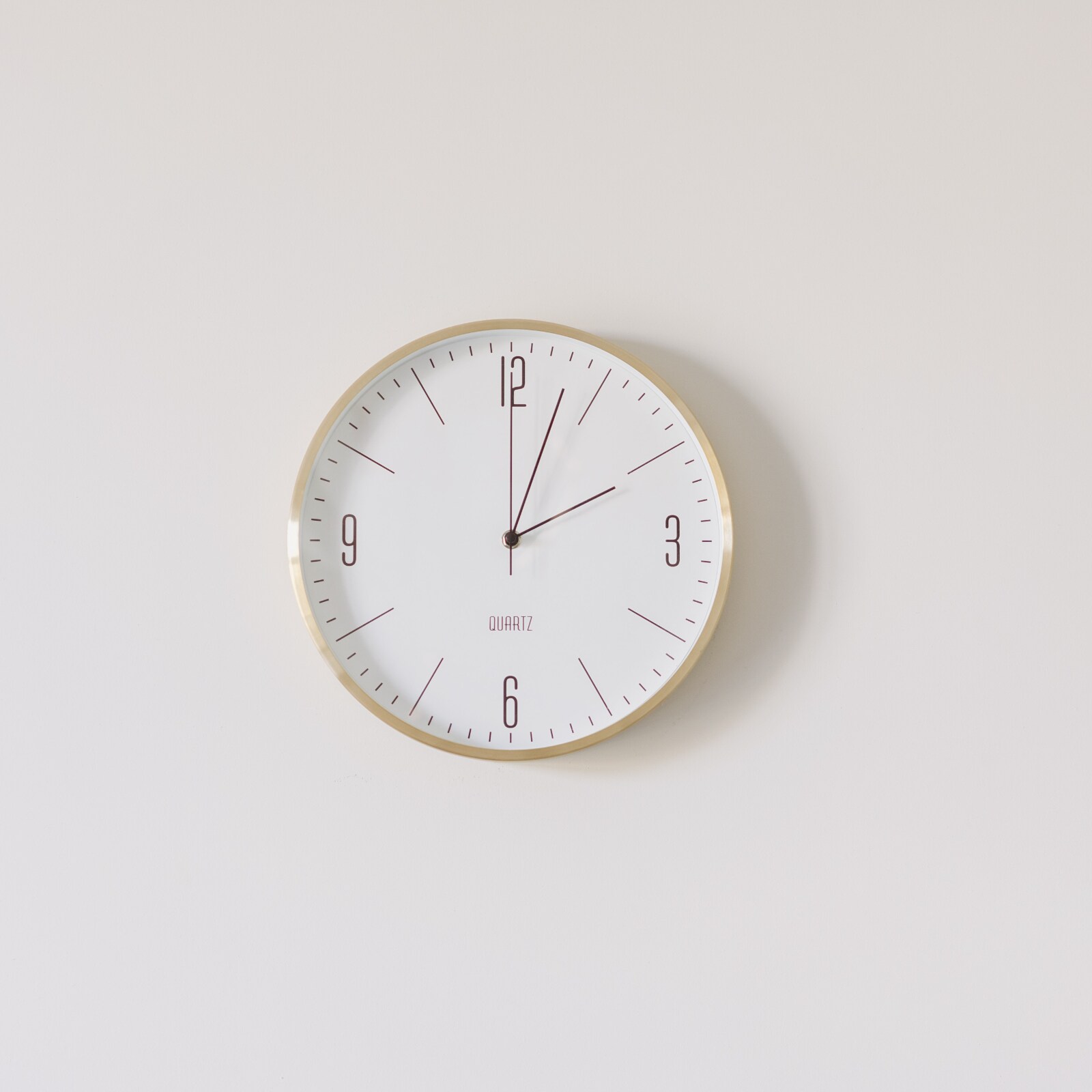 Vastu Shastra గోడ గడియారాన్ని ఈ దిశలో ఉంచండి.. లక్ష్మీదేవత మీ ఇళ్లు విడిచి వెళ్లదు vastu Tips