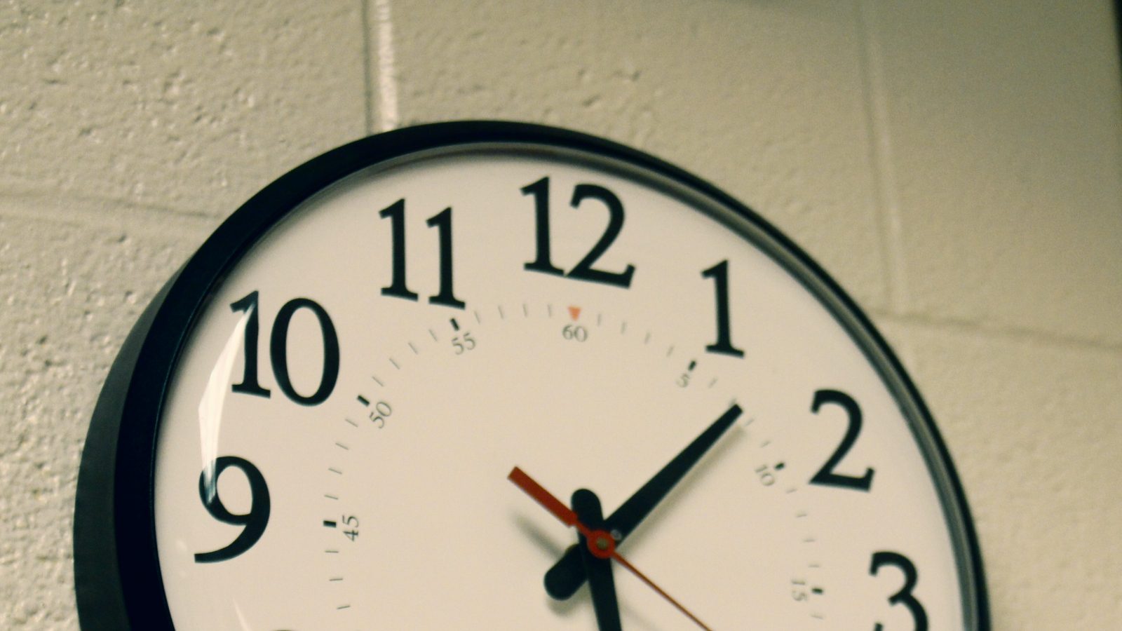 Vastu Shastra మీ ఇంట్లో గోడ గడియారం ఈ దిశలో ఉందా? అయితే మీరు తీవ్రంగా