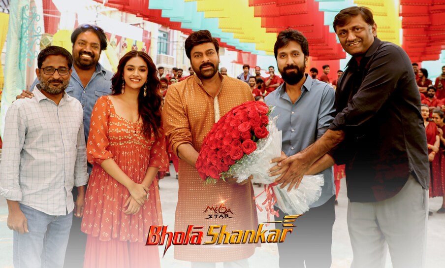   ఈ సినిమా గురించి మరో ఇంట్రెస్టింగ్ న్యూస్ ఏమంటే.. చిరంజీవి  ఈ సినిమాకు రెమ్యునరేషన్ తీసుకోవడం లేదట. మామూలుగా చిరంజీవి ఓ సినిమాకు 45 కోట్ల దాకా తీసుకుంటారట. కానీ ఇప్పుడు ఆ రెమ్యునరేషన్ తీసుకోవడం లేదని వార్తలు వినిపిస్తున్నాయి.  విడుదలకు ముందే రెమ్యునరేషన్ తీసుకోకుండా సినిమా ఓవరాల్‌గా జరిగే బిజినెస్‌తో పాటు థియేట్రికల్ రన్ షేర్ మొత్తం చూసిన తర్వాత పెర్సెంటేజ్ పరంగా రెమ్యునరేషన్‌ను తీసుకోవాలని చిరంజీవి భావిస్తున్నారట. అయితే ఇది ఎంత వరకు నిజమో తెలియదు కానీ.. ఇలా చేయడం వల్ల మాత్రం నిర్మాతకు మంచి సాయం చేసినట్లు అవుతుందని అంటున్నారు నెటిజన్స్. సినిమా విజయం సాధిస్తే.. హీరోకి నిర్మాతకి డబ్బులు వస్తాయి.. లేకపోతే నిర్మాత భారీగా నష్టపోయే అవకాశం ఉండదని.. ఈ పద్దతి ఉభయులకు శ్రేయష్కరం అని అంటున్నారు. Photo : Twitter