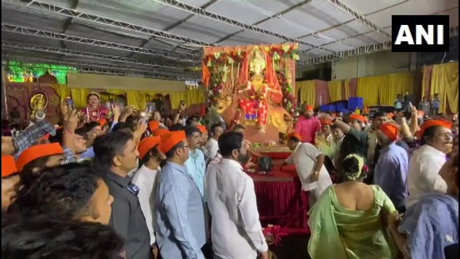  ఉగాది పర్వదినం రోజు కావడంతో ఈరోజు నుంచి చైత్ర నవరాత్రి ఉత్సవాలు ప్రారంభమయ్యాయి. దేశ వ్యాప్తంగా అన్నీ రాష్ట్రాల్లోని ప్రముఖ దేవాలయాల్లో ఘనంగా పూజలు నిర్వహిస్తున్నారు భక్తులు. (Photo:Twitter ANI)