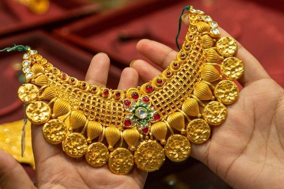  అకస్మాత్తుగా డబ్బు అవసరం లేదా అత్యవసర పరిస్థితుల్లో, ప్రజలు వ్యక్తిగత రుణం తీసుకోవాలని ఆలోచిస్తారు. వ్యక్తిగత రుణాలపై బ్యాంకులు భారీ వడ్డీని వసూలు చేస్తాయి. సాధారణ ఆదాయం ఉన్న వ్యక్తులకు ఈ వడ్డీ రేటు తగ్గించబడుతుంది. (ప్రతీకాత్మక చిత్రం)