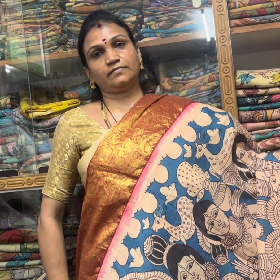 [object Object], ,[object Object], kalamkari sarees:  సంస్కృతి సంప్రదాయాలు తెలిసెలా ధరించేవి దుస్తులు..  నిత్యం మనం తొడిగే దుస్తులే మన జీవన శైలికి ఆనవాళ్లుగా నిలుస్తుంటాయి. ముఖ్యంగా భారతీయ సంప్రదాయాన్ని ఉట్టిపడేలా చేసేది.. స్త్రీల వస్త్రధారణే. అందులో ప్రధానమైనది  చీర.   