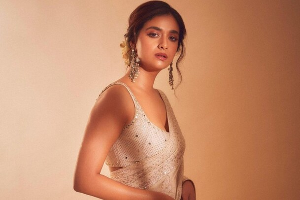Keerthy Suresh: వెన్నెల ఎఫెక్ట్ అంటూ కీర్తి సురేష్ హంగామా.. స్టన్నింగ్ అవతార్ గురూ..!