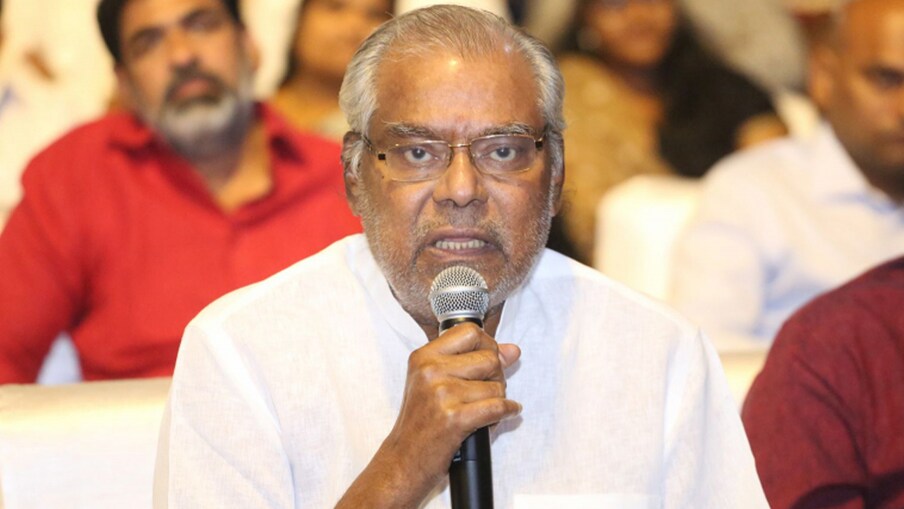  పెరుగుతున్న టెక్నాలజీకి తోడు ఫేక్ న్యూస్‌ల హంగామా రెట్టింపవుతూ వస్తోంది. సోషల్ మీడియా వేదికగా ఎన్నో రకాల పుకార్లు పుట్టుకొస్తున్నాయి. ఈ క్రమంలోనే టాలీవుడ్ లో సీనియర్ నటుడైన కోట శ్రీనివాసరావు చనిపోయారంటూ సోషల్ మీడియాలో వార్తల ప్రవాహం షురూ అయింది.