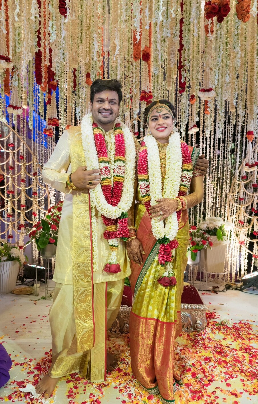 మంచు మనోజ్ గత కొన్ని రోజులగా రెండో పెళ్లి చేసుకోబోతున్నట్టు వార్తలు వచ్చిన సంగతి తెలిసిందే. వాటిని నిజం చేస్తూ మనోజ్ భూమా మౌనికా రెడ్డిని మార్చి 3న ఘనంగా పెళ్లి చేసుకున్నారు. మంచు మనోజ్ తన జీవితంలో కొత్త అధ్యాయానికి శ్రీకారం చుట్టారు. దివంగత రాజకీయ నాయకుడు భూమా నాగిరెడ్డి రెండో కుమార్తె మౌనికారెడ్డిని పెళ్లాడారు మనోజ్. ఈ పెళ్లి వేడుక మోహన్ బాబు కుమార్తె మంచు లక్ష్మీ నివాసంలో జరిగింది.. Photo : Twitter