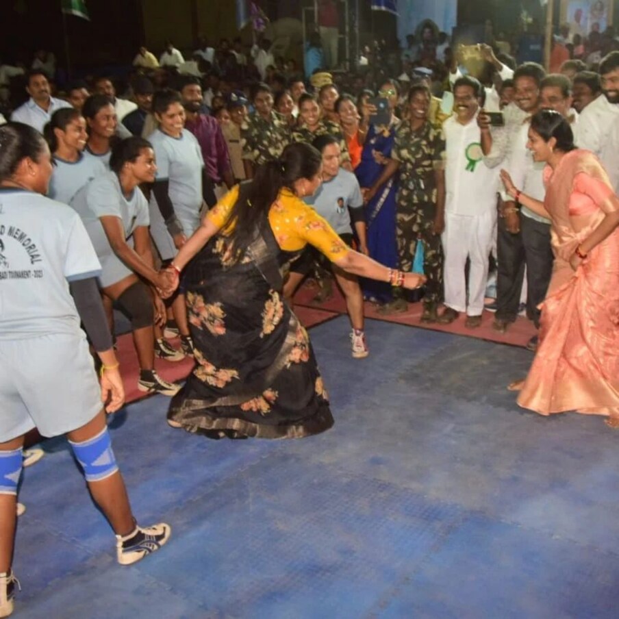  Minister Roja: ఆంధ్రప్రదేశ్ రాజకీయాల్లో వైఎస్ఆర్సీపీ ఎమ్మెల్యే రోజాది ప్రత్యేక స్థానం. ఫైర్ బ్రాండ్ గా ప్రత్యర్థులను చడుగుడు ఆడడంలో ఎప్పుడూ ముందుంటారు. కేవలం ప్రత్యర్థి పార్టీల నేతలతో మాటలతో కూత కూయడమే కాదు.. చీర చెంగు పైకి బిగించి కబడ్డి కబడ్డీ అంటూ కోర్టులో పరుగులు పెట్టారు రోజా. 