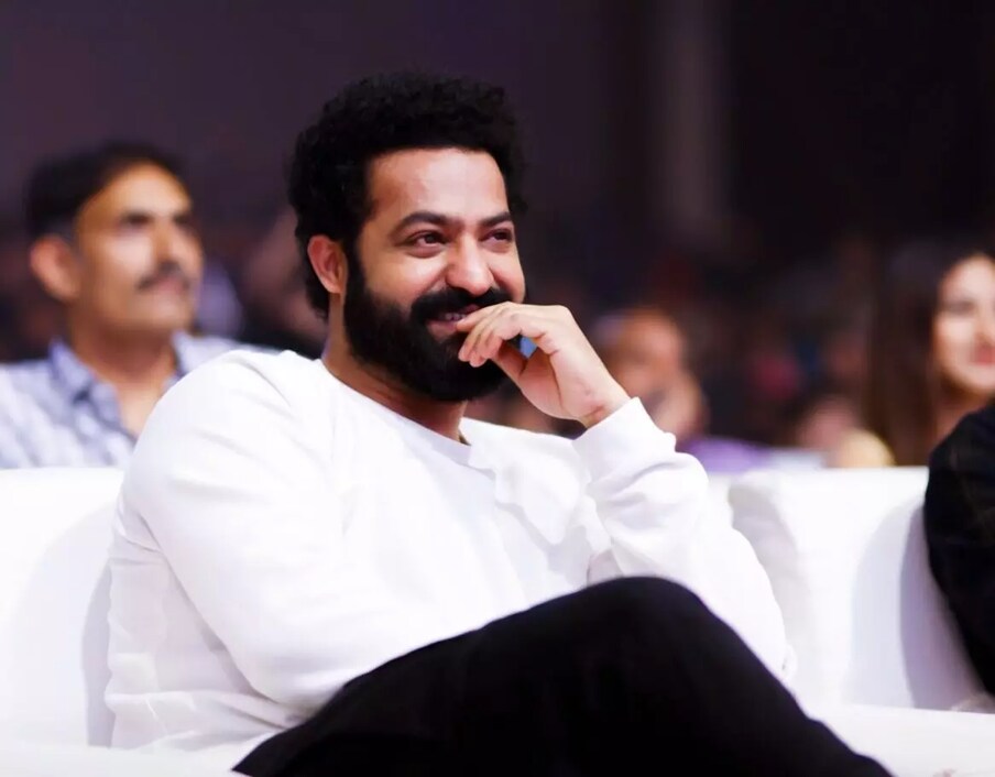 movie gallery net యంగ్ టైగర్ ఎన్టీఆర్ ఇటీవల రాజమౌళి దర్శకత్వంలో వచ్చిన ఆర్ ఆర్ ఆర్ సినిమాలో నటించి ప్యాన్ ఇండియా రేంజ్లో సూపర్ క్రేజ్ తెచ్చుకున్నారు. 2022 మార్చి 24 విడుదలై వరల్డ్ వైడ్ గా బాక్సాఫీస్ వద్ద భారీ వసూళ్లను రాబట్టింది. అంతేకాదు ప్రస్తుతం ఆస్కార్ రేసులో హాలీవుడ్ సినిమాలతో పోటీ పడుతోంది. నాటు నాటు పాట ఒరిజినల్ సాంగ్ కేటగిరిలో నామినేట్ అయ్యింది. మార్చి 12న విన్నర్స్కు ఆస్కార్ అవార్డులు ప్రధానం చేస్తారు.. Photo : Twitter